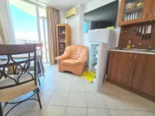 telewizor na ścianie w salonie