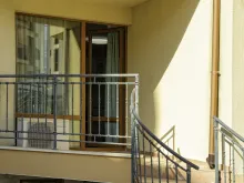 Balkon z wyjściem na podwórko