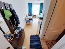 Szafa i wieszak w przedpokoju