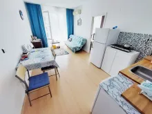 Krzesło do jadalni i lodówka