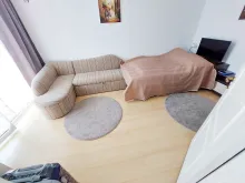 Łóżko i telewizor w sypialni