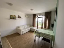 Stół jadalny i sofa