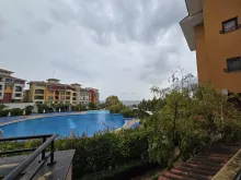 Widok na basen i morze kompleks Marina Cape