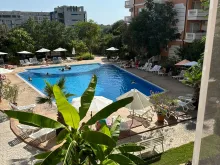 Widok na basen w kompleksie Sea Diamond