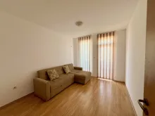 sofa w przestronnym salonie