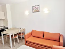 Sofa i stół w salonie