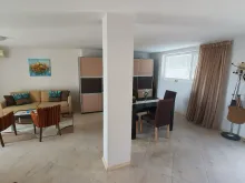 Sofa i stół jadalny