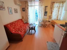 Kanapa i stół w pokoju