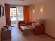 kanapa i telewizor w salonie