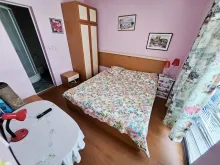 Łóżko w sypialni i szafa