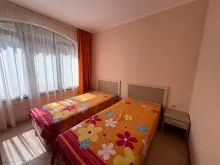 druga sypialnia z dwoma łóżkami