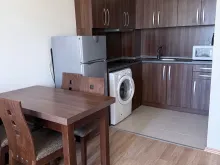 Kuchnia i drewniany stół