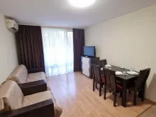 stół i sofa w mieszkaniu