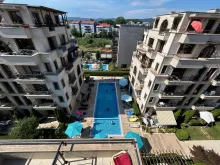Widok na basen z tarasu