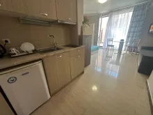 Meble kuchenne i lodówka w studiu