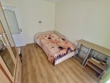 łóżko w sypialni