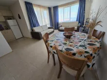 stół jadalniany w salonie