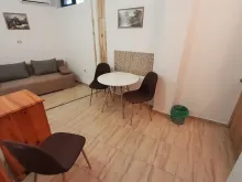 Sofa i stół z krzesłami