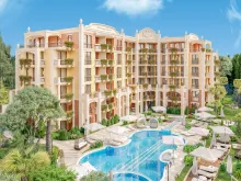 Basen i fasada kompleksu Harmony 4 Monte Carlo