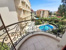Balkon z widokiem na basen