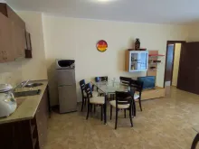Stół jadalny i lodówka