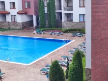 Widok na basen w kompleksie Apollon