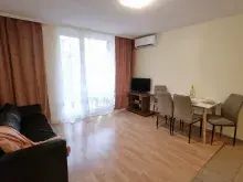Kanapa z krzesłami