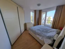 Szafa i łóżko w drugiej sypialni
