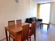 Stół i sofa w mieszkaniu
