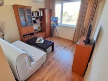 Sofa i szafa w salonie