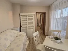 Sofa i stół jadalniany w mieszkaniu