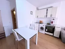 Stół jadalniany i kuchnia
