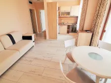 Stół i sofa w salonie