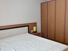 Łóżko i szafa w sypialni