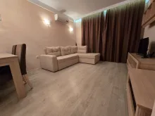 Sofa i telewizor w salonie