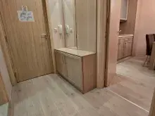 Przedpokój z szafką i lustrem
