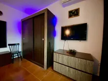telewizor na ścianie