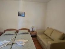 Łóżko i kanapa w sypialni