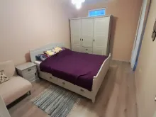 Łóżko i szafa w sypialni