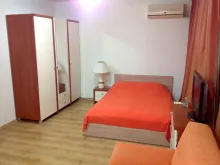 Łóżko i szafa