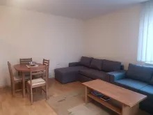 Stół jadalny i sofa