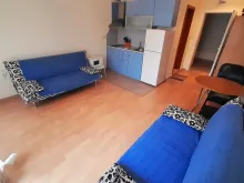 Dwa niebieskie sofy w pokoju