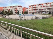 Widok na basen z tarasu mieszkania