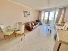 Przestronny i komfortowy salon apartamentu