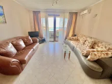 Dwa wygodne sofy w salonie apartamentu