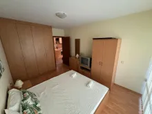 Łóżko z szafą w sypialni