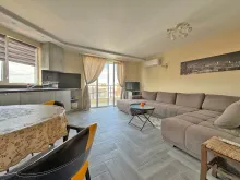Sofa i telewizor w salonie