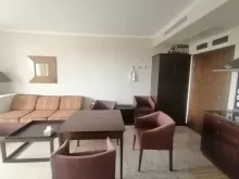 Stół do jadalni z krzesłami i sofą