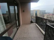 Balkon z częściowym widokiem na morze