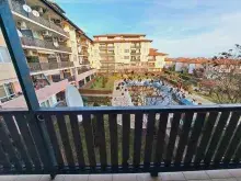 Widok na basen z balkonu